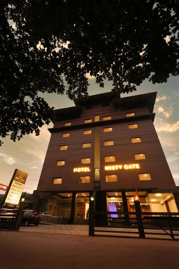 Misty Gate Hotel Витири Екстериор снимка